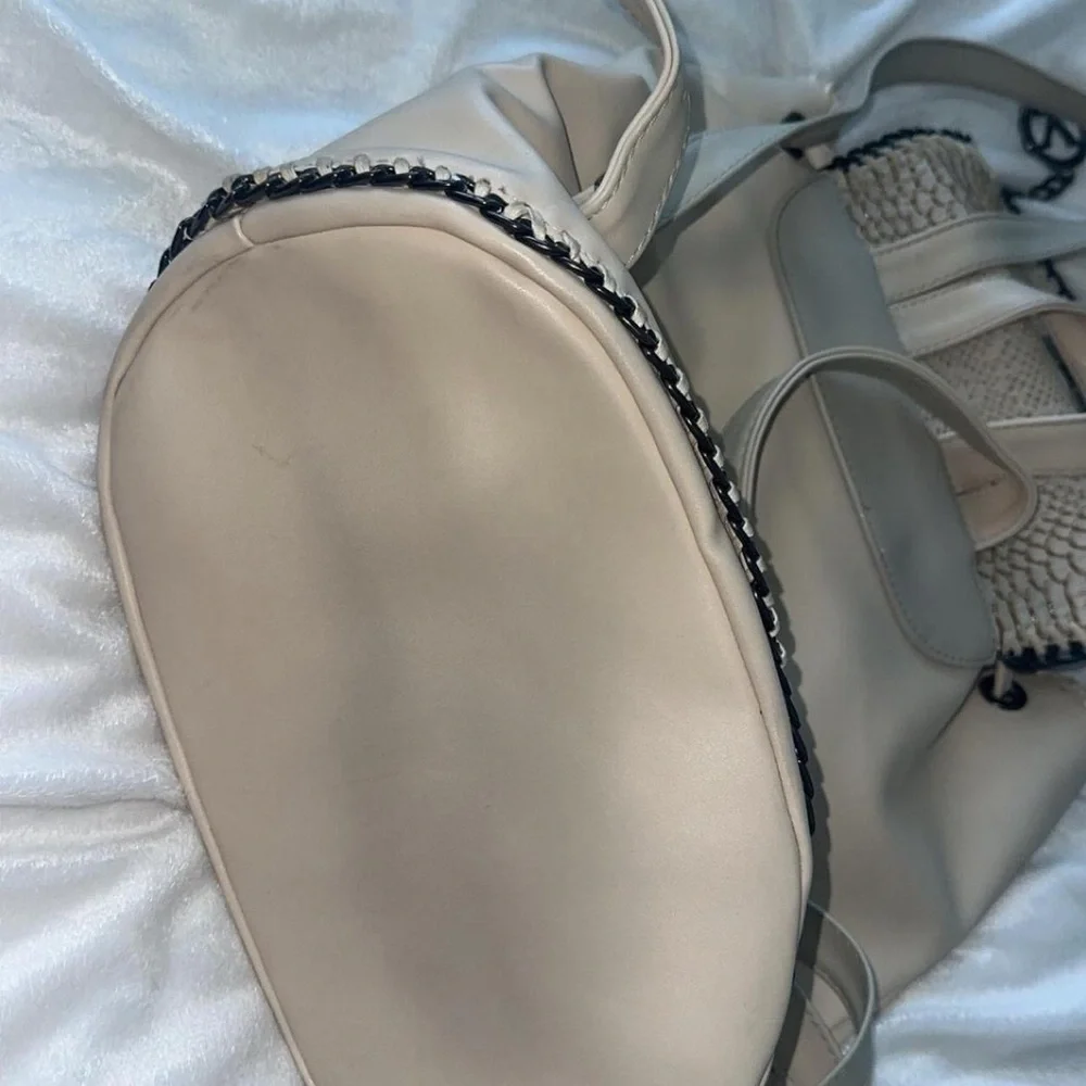 Elegant Cream Designer Handbag - Picture 2 of 3